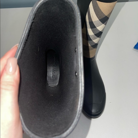 Lightly worn Burberry rain boots! - Picture 5 of 9